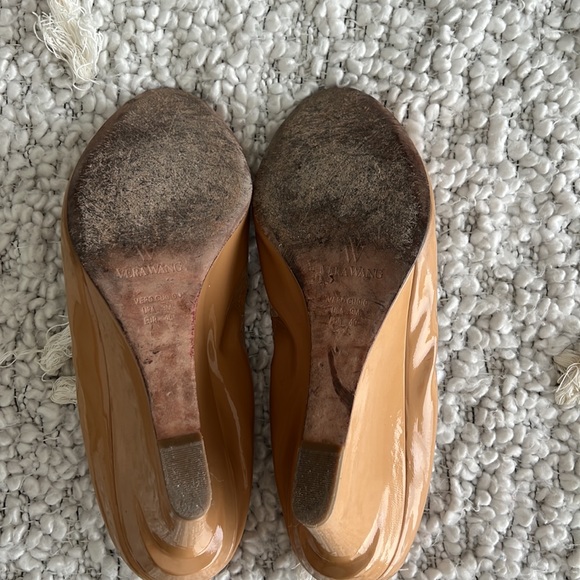 BEAUTIFUL Vera Wang wedge patent leather peep toe shoes. Tan. Size 9 (40 EU). - Picture 5 of 8